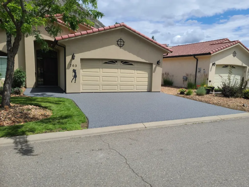 Indkørsel stenbelægning med natursten og resin